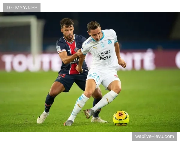 马赛球迷热情助阵，球队法甲赛场再创佳绩表现亮眼