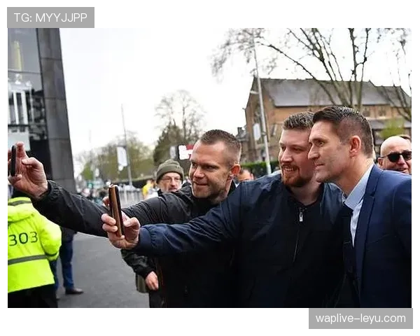 热刺新球场盛大揭幕，现代化设施引球迷热议