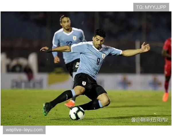 苏亚雷斯:争议行为与进球效率并存的双面传奇解析 苏亚雷斯:争议行为与进球效率并存的双面传奇解析